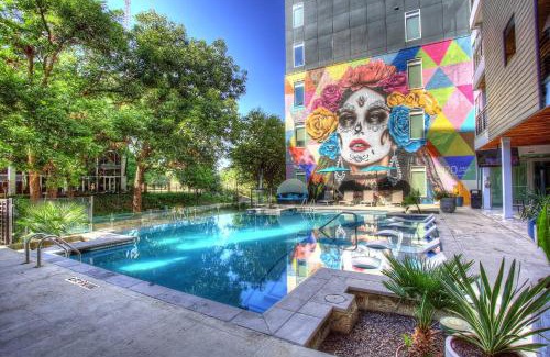 Downtown San Antonio Apartment | Top Floor City Views! King Bed Pool Gym Free Parking