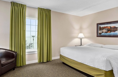 North East House | Top Floor Deluxe Suite Bay View