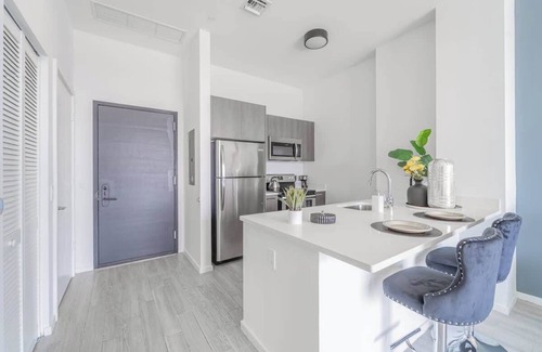 Downtown Miami Apartment | Top Floor Devereaux City View 1 Bedroom