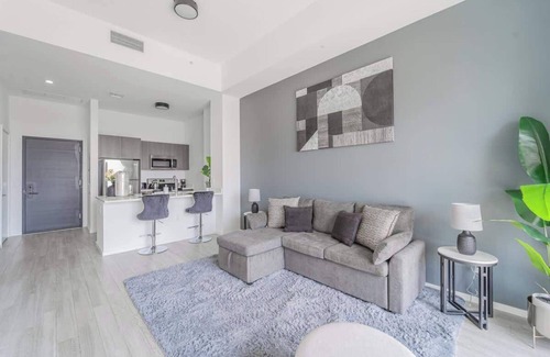 Downtown Miami Apartment | Top Floor Devereaux City View 1 Bedroom