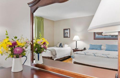 North East House | Top Floor Handicap Accessible Bay View