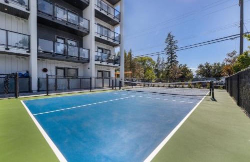 Vernon House | Top Floor Lakeshore Views Near Skiing