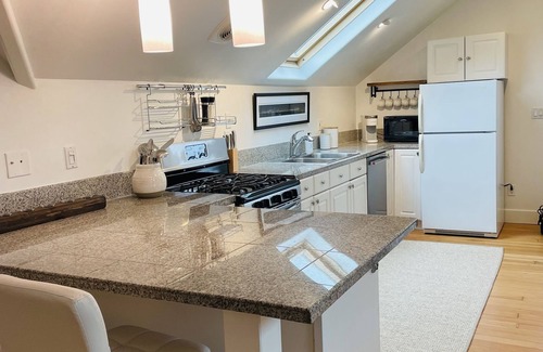 Nob Hill Condo | Top floor of historic home in Nob Hill /Slabtown district