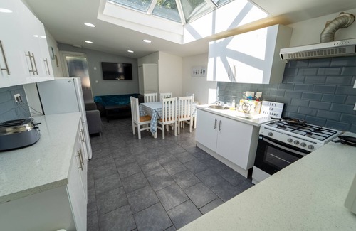 Selly Oak Apartment | Top floor studio close to City!