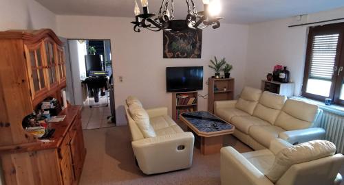 Kassel House | Top Komfort Ferienhaus mit umzäunten 1000qm Garten, Küche, Bad, Wohnzimmer, 4 Schlafzimmer, 8 Betten, Top Lage in Kassel, so privat wie zu Hause, ideal für Familien mit Kinder, Gratis Parkplätze