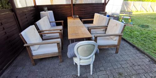 Kassel House | Top Komfort Ferienhaus mit umzäunten 1000qm Garten, Küche, Bad, Wohnzimmer, 4 Schlafzimmer, 8 Betten, Top Lage in Kassel, so privat wie zu Hause, ideal für Familien mit Kinder, Gratis Parkplätze