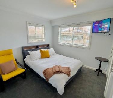 Coogee Apartment | Top Level Aprmt w Balcony beside Coogee Pavilion