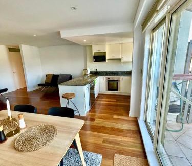 Coogee Apartment | Top Level Aprmt w Balcony beside Coogee Pavilion