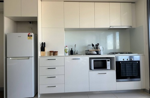 Carlton South Apartment | Top Level Apt. in Melb CBD w. Balcony City View; near Tram Stop & Train Stations