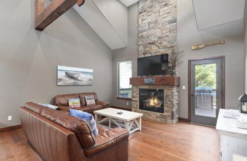 Hollister House | TOP Rated! Family HOME with 7 King beds & Hot tub