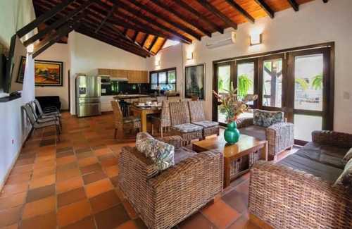 Giron Hotel | TOPOWA CLUB HOUSE RESORT