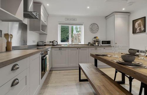 Newton Saint Cyres House | Tor Cottage -Private Hot Tub & Communal Swimming Pool with Fishing nearby 2 Dogs Max