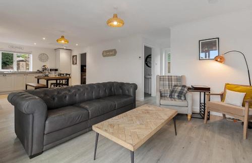Newton Saint Cyres House | Tor Cottage -Private Hot Tub & Communal Swimming Pool with Fishing nearby 2 Dogs Max