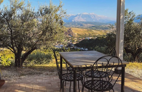 Torre de' Passeri Apartment | "Torre" apartment with double bedroom e and two single beds