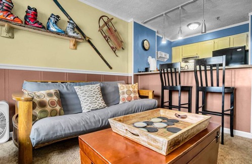 Snowshoe Apartment | TOTW214 Slope Side Condo WiFi Next To Lift Parking