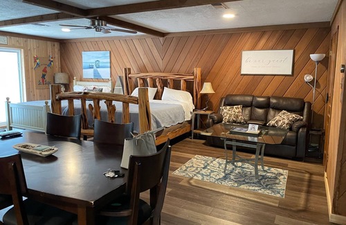 Enchanted Oaks House | Tournament Quiet Retreat ❤, Private Boat Ramp Fisherman's Paradise. Deep water