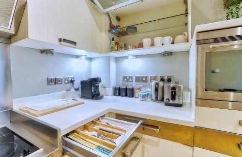 Wapping Apartment | Tower of London Escape Modern 2 bed Flat