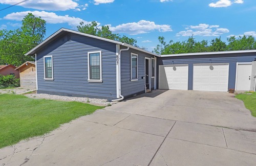 Denver Heights House | Tower of the Americas |The Alamo |La Villita |Lounge |Yard |Games |DT 3mi