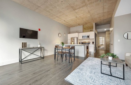 Downtown St. Louis Apartment | Towers at Opop 604 Spacios and Cozy 2 bd 1 b