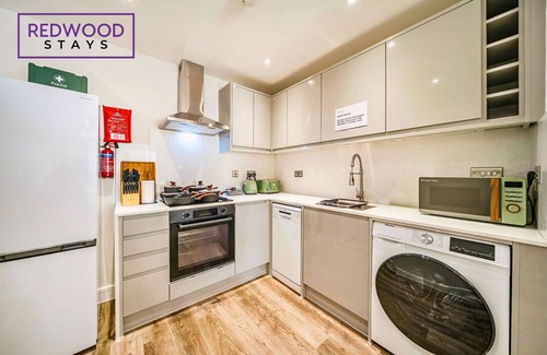 Rushmoor District Apartment | Town Center, FREE WiFi, 58 Inch TV, Balcony by Redwood Stays