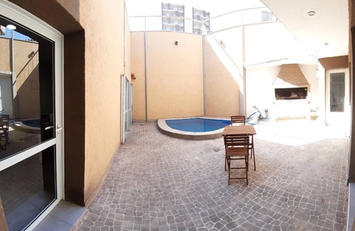 Mendoza City Center House | Town center house with pool and barbecue