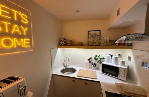 Cheltenham Apartment | Town Centre Apartment with Hot Tub