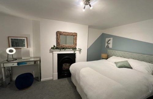 Cheltenham Apartment | Town Centre Apartment with Hot Tub
