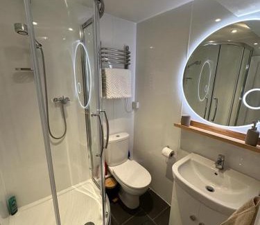 Cheltenham Apartment | Town Centre Apartment with Hot Tub