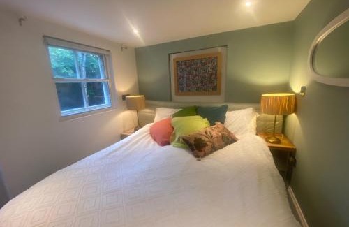 Cheltenham Apartment | Town Centre Apartment with Hot Tub