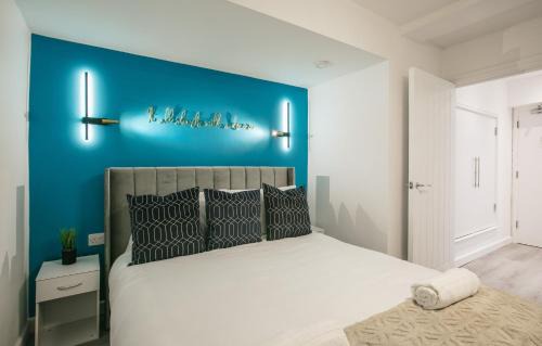 Luton Apartment | Town Centre apartment with private patio - Near Airport & Train Station