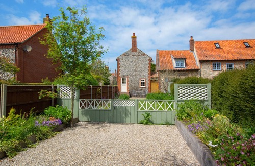 Cley next the Sea House | Town Yard Cottage - Two Bedroom House, Sleeps 4