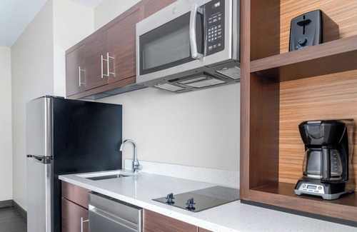 Allen Park Hotel | TownePlace Suites by Marriott Detroit Allen Park