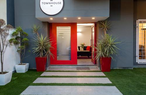 Sector 63 Hotel | Townhouse 004 Noida