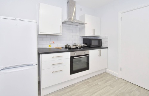 Crewe House | Townhouse @ 272 Walthall Street Crewe - SUPERIOR SINGLE WITH TV