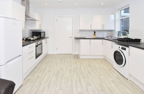 Crewe House | Townhouse @ 272 Walthall Street Crewe - SUPERIOR SINGLE WITH TV