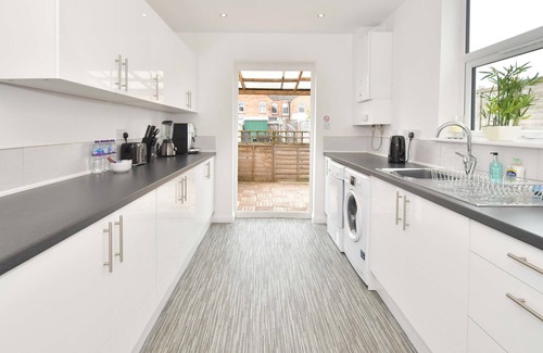 Crewe House | Townhouse @ 86 Brooklyn Street Crewe - SUPERIOR DOUBLE ENSUITE WITH TV