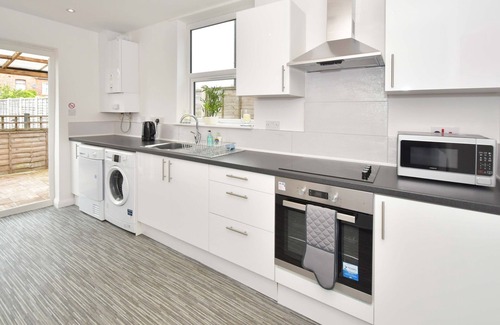 Crewe House | Townhouse @ 86 Brooklyn Street Crewe - SUPERIOR DOUBLE ENSUITE WITH TV
