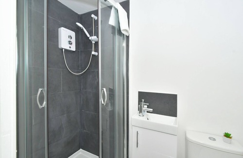 Stoke-on-Trent House | Townhouse @ Bucknall New Road Stoke - Superior Double Ensuite With TV