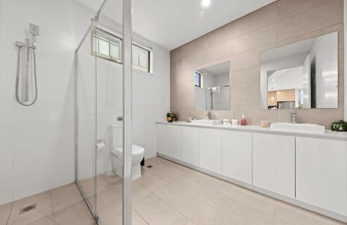 Caulfield North House | Townhouse in Caulfield with Garage