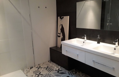 Le Bouscat House | Townhouse style shop