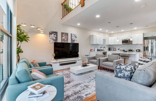 Newark House | Townhouse - Urban Living with Rooftop Deck!