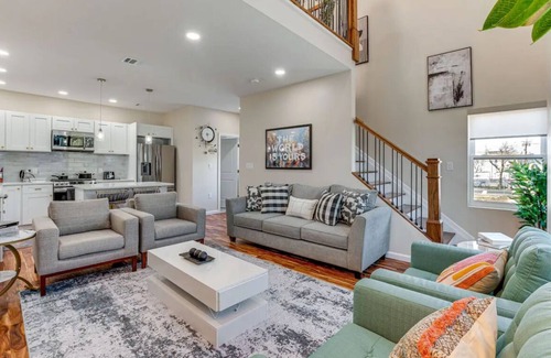 Newark House | Townhouse - Urban Living with Rooftop Deck!