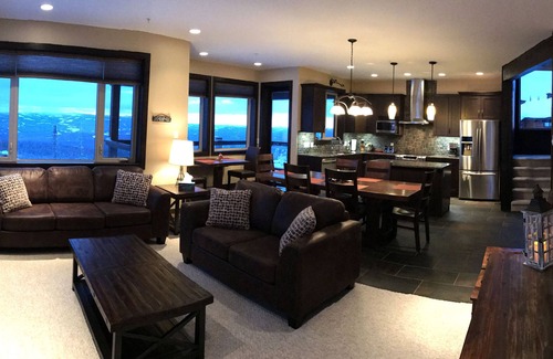 Big White Ski Resort House | tPowder Peaks on Feathertop Hot Tub Fireplace Ski-In/Ski-Out Home