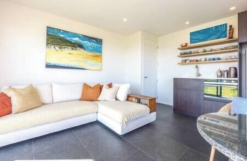 Surfdale Apartment | Tradewinds Apartment by Waiheke Pure.