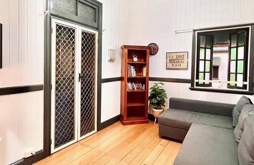 Bundaberg North House | Tradie's Paradise - 5Br 3Bath with wifi, AC, Netflix
