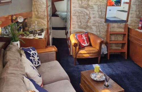 Runnymede Boat Rental | Traditional boat