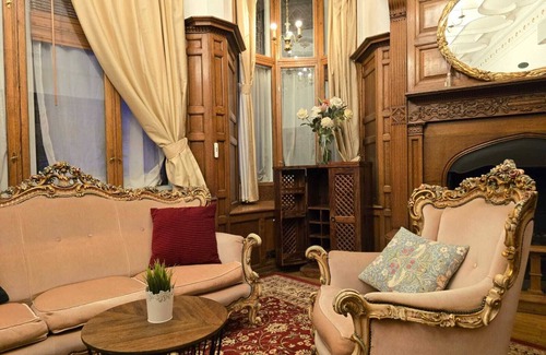 St James Apartment | Traditional English Victorian Apartment near Buckingham Palace