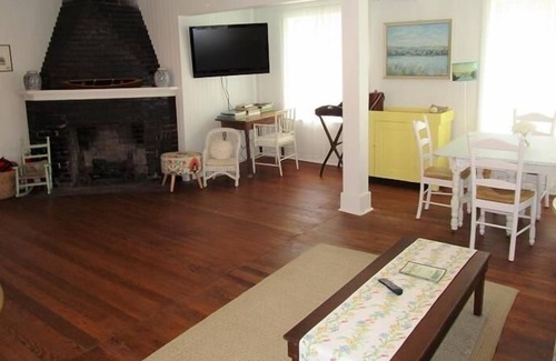 Eagles Mere House | Traditional lakefront "Huckle Chuckle" with private dock to Eagles Mere Lake