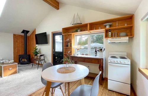 Sequim Cottage | Trail Studio · Sequim Bay, Discovery Trail, Bikes, National Park