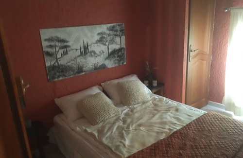 Jonquerettes Bed & Breakfast | Tramontane, bedroom and TV room, near Avignon.